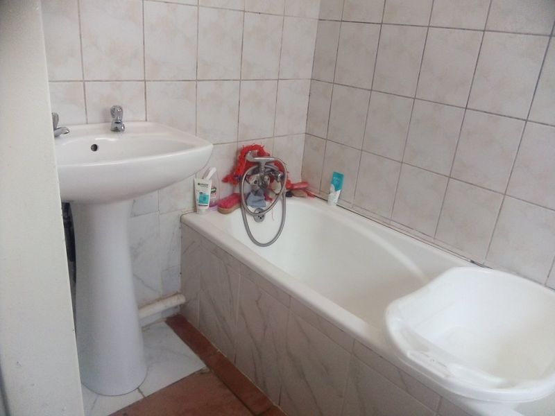 Calling investors, Multi tenanted property, in a prime area, of kensington. - Photo 5