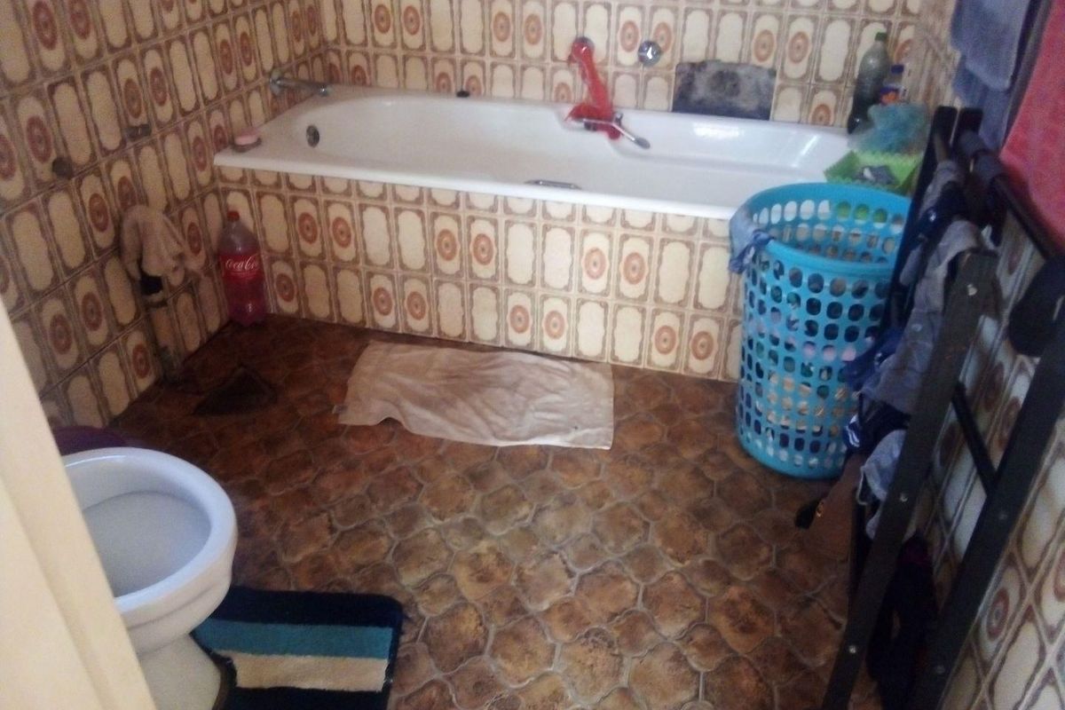 Huge stand, in the upmarket suburb of Bedford View on the Busy and Famous road Van Buuren Road. - Photo 4