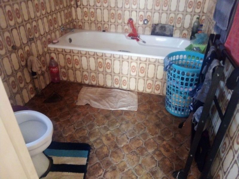 Huge stand, in the upmarket suburb of Bedford View on the Busy and Famous road Van Buuren Road. - Photo 4