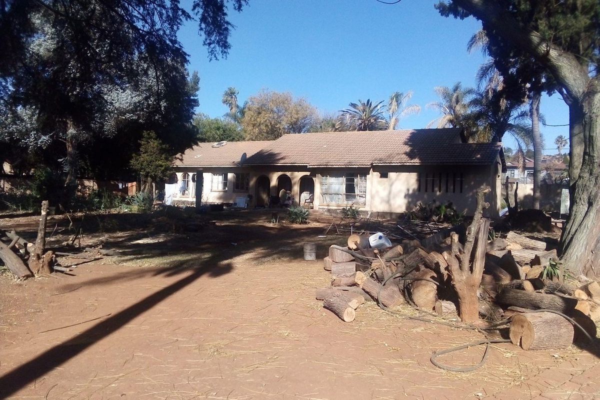 Huge stand, in the upmarket suburb of Bedford View on the Busy and Famous road Van Buuren Road. - Photo 5