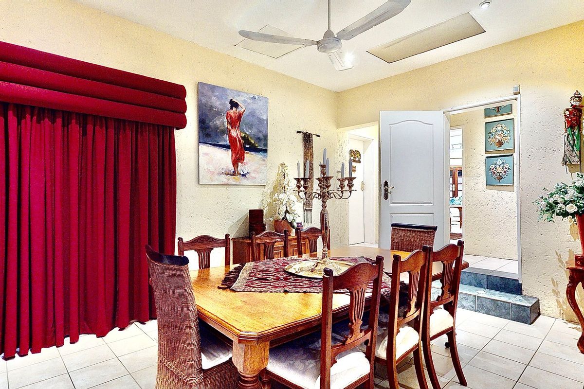 Private Ensuite Bedroom with lounge and Kitchen To Let at posh establishment in Bryanston - Photo 3