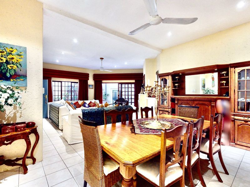 Private Ensuite Bedroom with lounge and Kitchen To Let at posh establishment in Bryanston - Photo 10