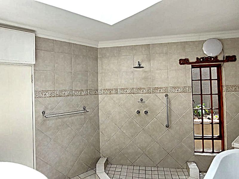 Private Ensuite Bedroom with lounge and Kitchen To Let at posh establishment in Bryanston - Photo 8