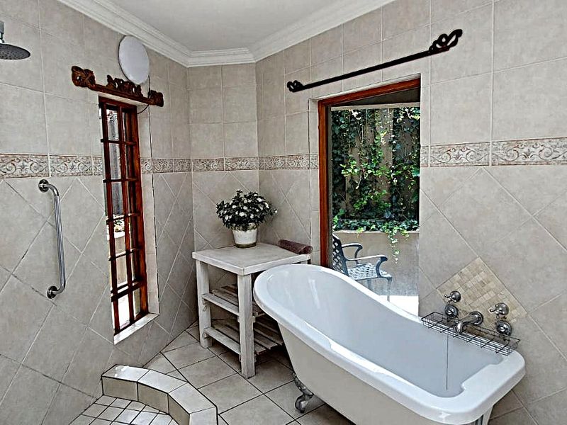 Private Ensuite Bedroom with lounge and Kitchen To Let at posh establishment in Bryanston - Photo 7