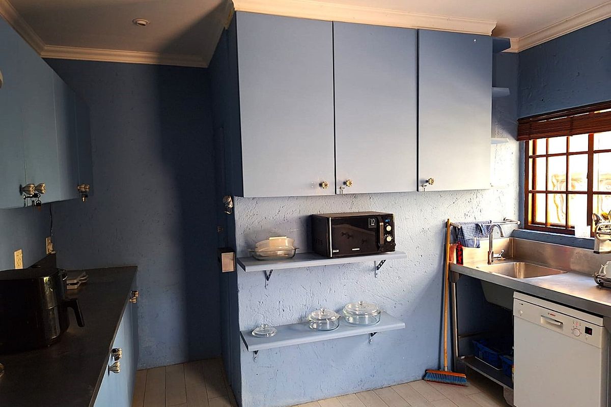 Private Ensuite Bedroom with lounge and Kitchen To Let at posh establishment in Bryanston - Photo 5