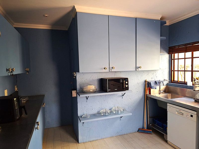 Private Ensuite Bedroom with lounge and Kitchen To Let at posh establishment in Bryanston - Photo 5