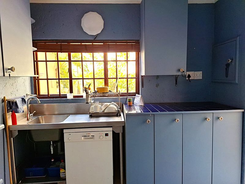 Private Ensuite Bedroom with lounge and Kitchen To Let at posh establishment in Bryanston - Photo 6