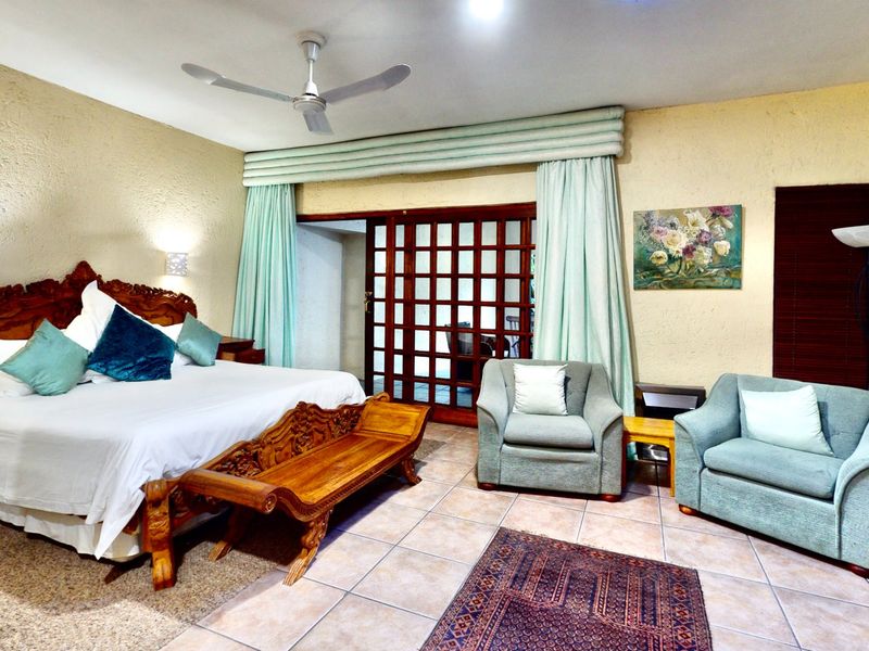 Private Ensuite Bedroom with lounge and Kitchen To Let at posh establishment in Bryanston - Photo 2