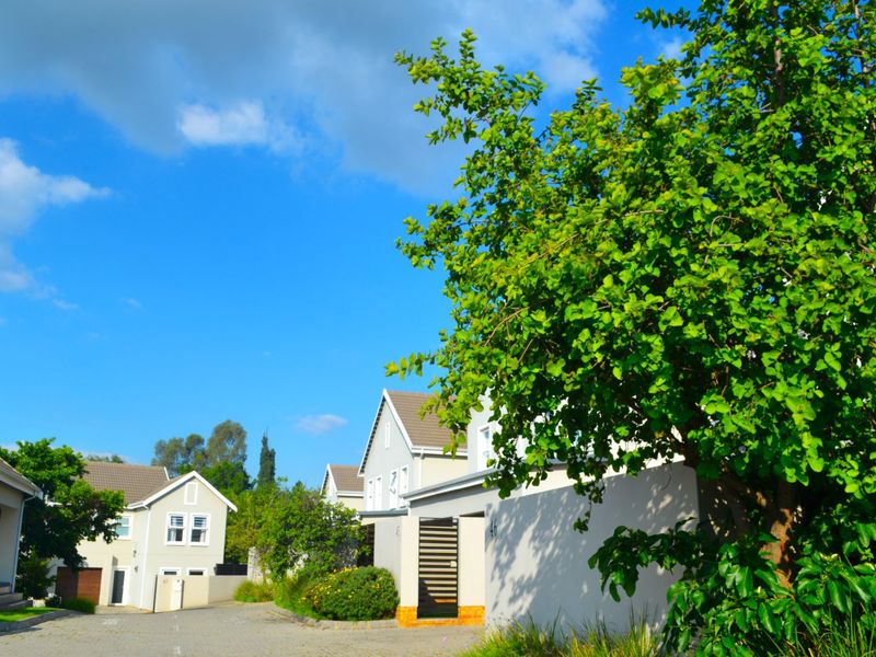 Stunning  3 Bedroom 2 Bathroom Duplex For Sale in Bryanston   - Photo 4