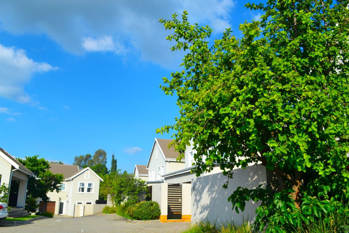 Stunning  3 Bedroom 2 Bathroom Duplex For Sale in Bryanston   - Photo 3