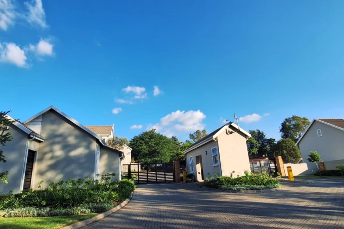 Stunning  3 Bedroom 2 Bathroom Duplex For Sale in Bryanston   - Photo 4