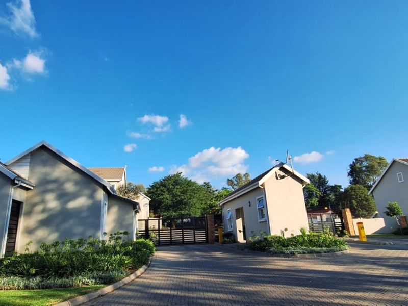 Stunning  3 Bedroom 2 Bathroom Duplex For Sale in Bryanston   - Photo 4