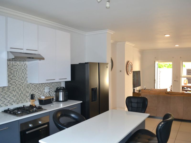 Stunning  3 Bedroom 2 Bathroom Duplex For Sale in Bryanston   - Photo 10