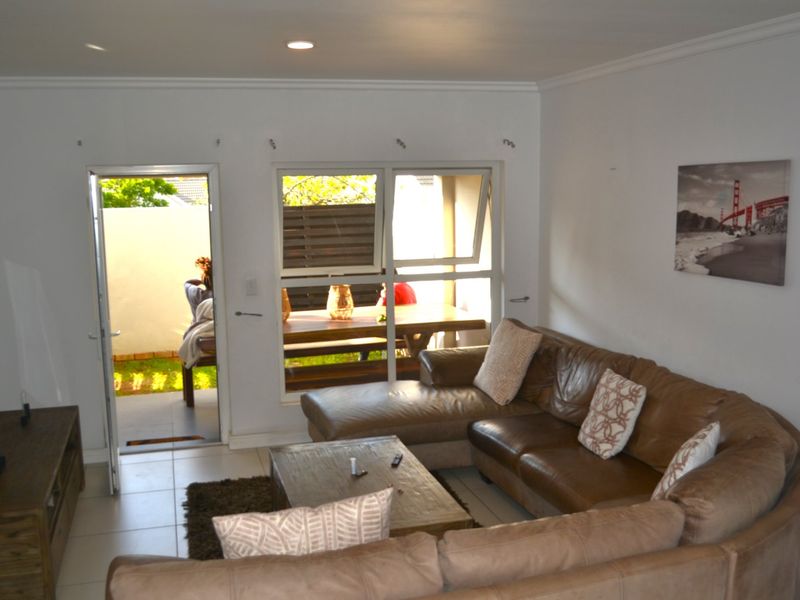 Stunning  3 Bedroom 2 Bathroom Duplex For Sale in Bryanston   - Photo 9