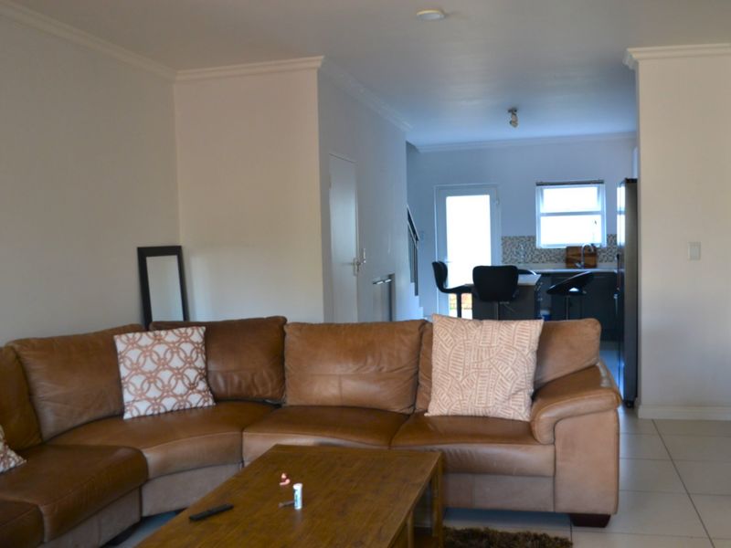 Stunning  3 Bedroom 2 Bathroom Duplex For Sale in Bryanston   - Photo 8