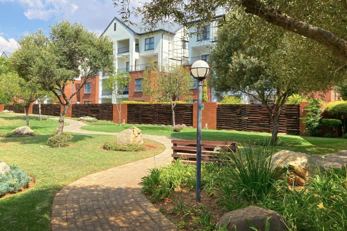Stylish 2-Bed, 2-Bath Top-Floor Apartment for Sale at Greenstone Crest - Photo 2