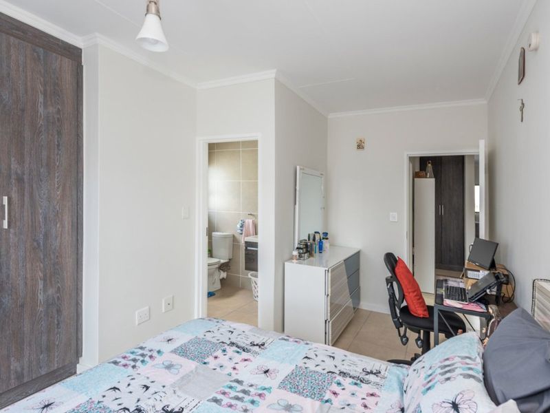 Stylish 2-Bed, 2-Bath Top-Floor Apartment for Sale at Greenstone Crest - Photo 9