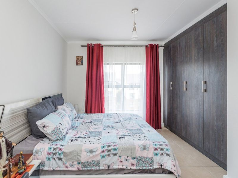 Stylish 2-Bed, 2-Bath Top-Floor Apartment for Sale at Greenstone Crest - Photo 8