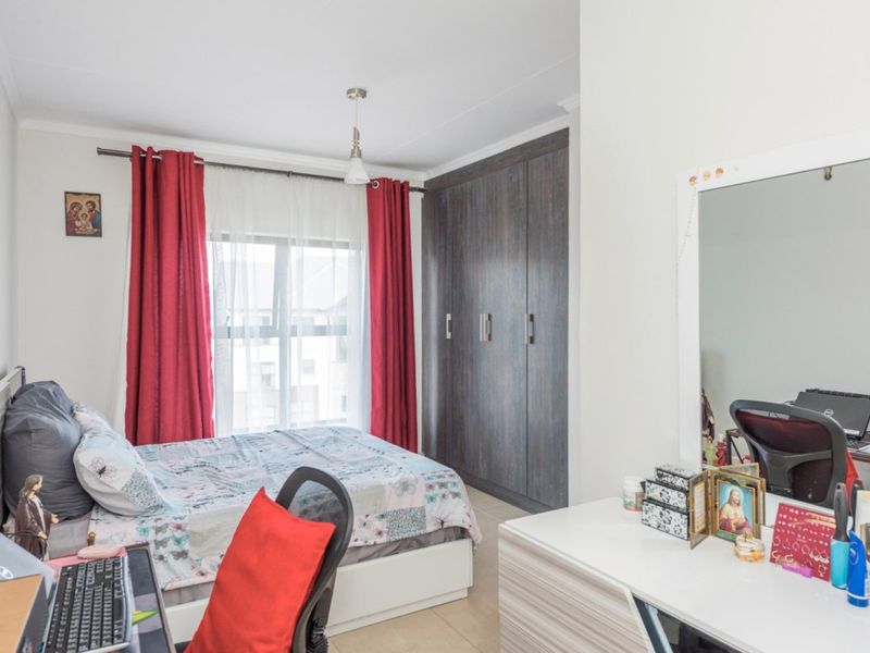 Stylish 2-Bed, 2-Bath Top-Floor Apartment for Sale at Greenstone Crest - Photo 7