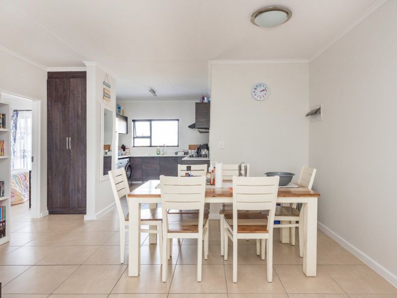 Stylish 2-Bed, 2-Bath Top-Floor Apartment for Sale at Greenstone Crest - Photo 5