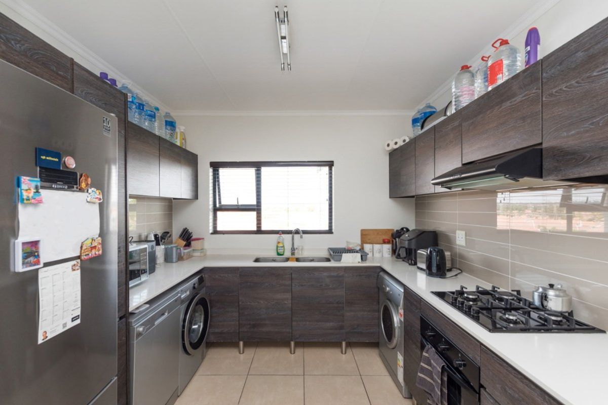 Stylish 2-Bed, 2-Bath Top-Floor Apartment for Sale at Greenstone Crest - Photo 3