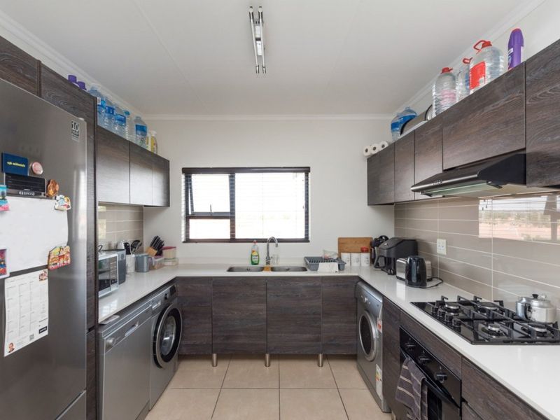 Stylish 2-Bed, 2-Bath Top-Floor Apartment for Sale at Greenstone Crest - Photo 3