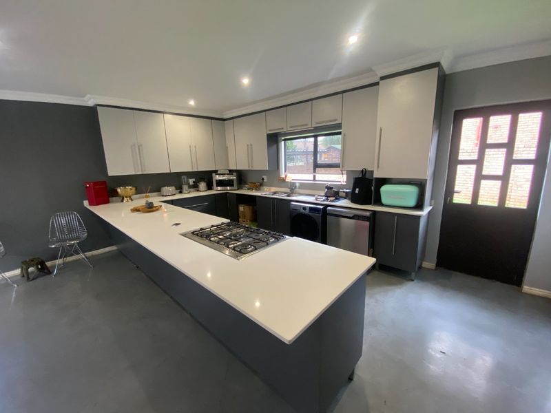 Modern Newly Renovated Home & Flatlet! - Photo 4