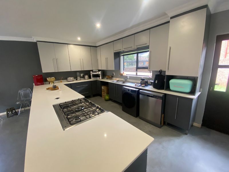 Modern Newly Renovated Home & Flatlet! - Photo 7