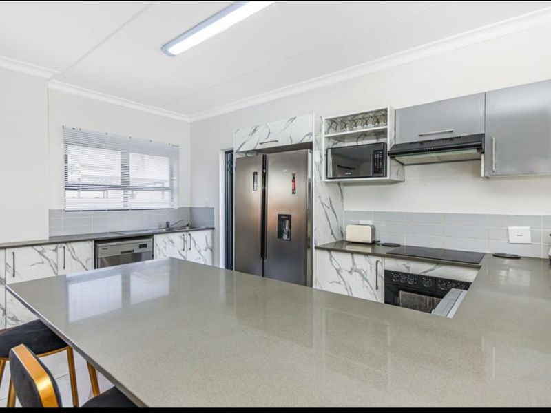 3 Bedroom 2.5 bathroom double garage double storey house with NO LOADSHEEDING and pets friendly - Photo 5