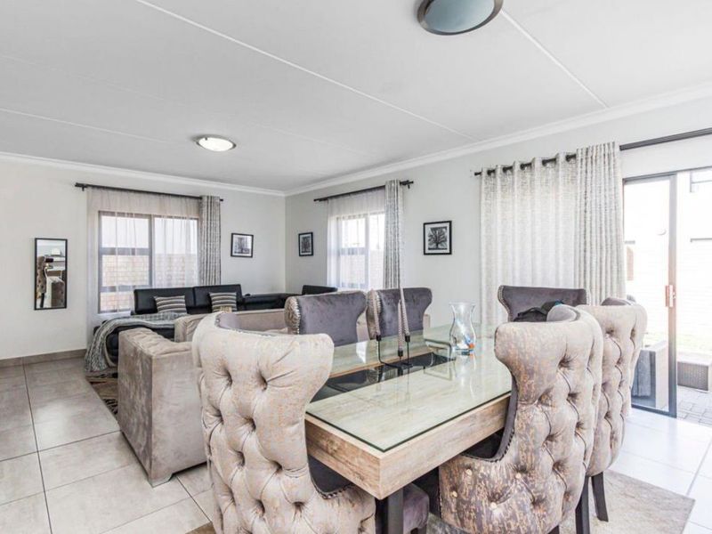 3 Bedroom 2.5 bathroom double garage double storey house with NO LOADSHEEDING and pets friendly - Photo 3