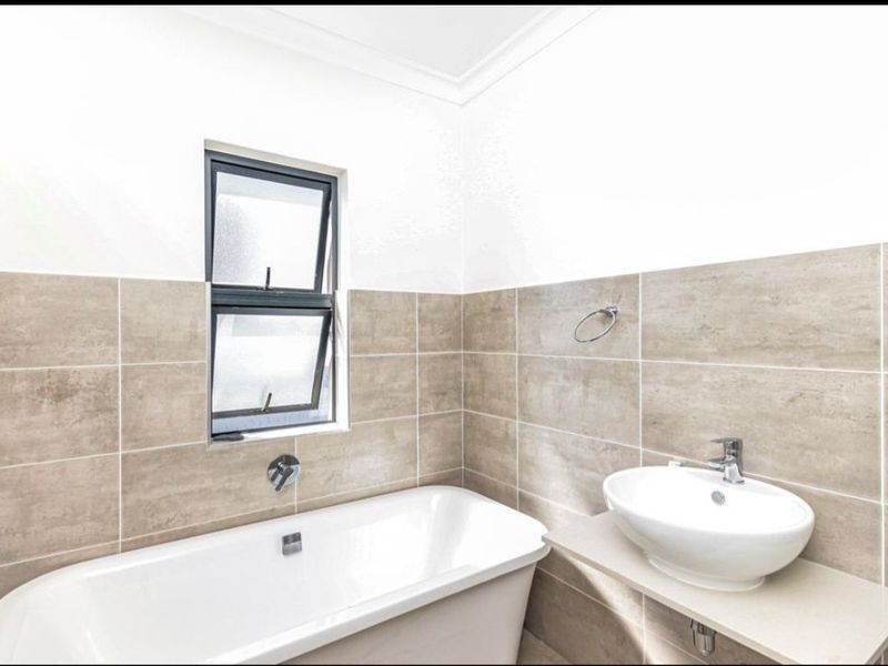 3 Bedroom 2.5 bathroom double garage double storey house with NO LOADSHEEDING and pets friendly - Photo 10