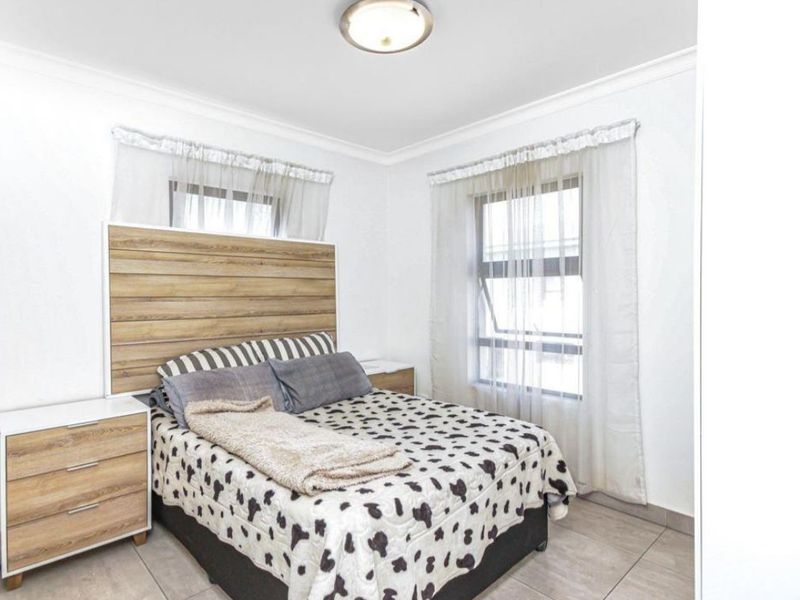 3 Bedroom 2.5 bathroom double garage double storey house with NO LOADSHEEDING and pets friendly - Photo 9