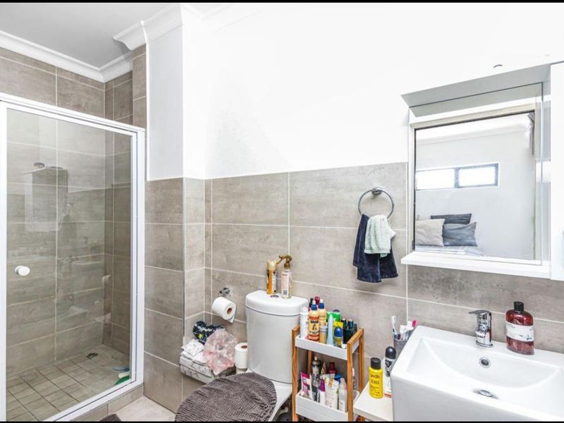 3 Bedroom 2.5 bathroom double garage double storey house with NO LOADSHEEDING and pets friendly - Photo 8