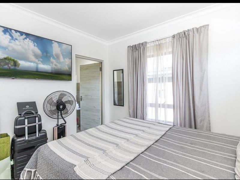 3 Bedroom 2.5 bathroom double garage double storey house with NO LOADSHEEDING and pets friendly - Photo 7