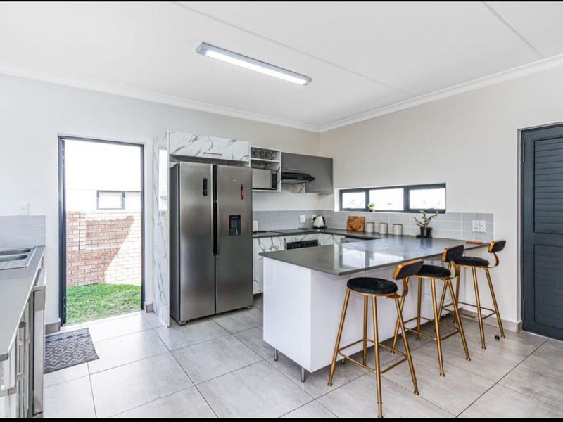 3 Bedroom 2.5 bathroom double garage double storey house with NO LOADSHEEDING and pets friendly - Photo 4