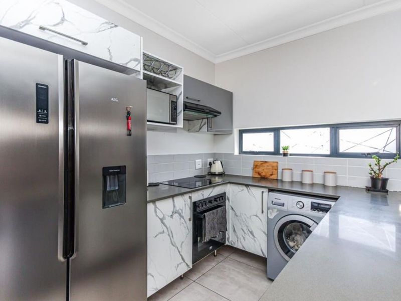 3 Bedroom 2.5 bathroom double garage double storey house with NO LOADSHEEDING and pets friendly - Photo 6