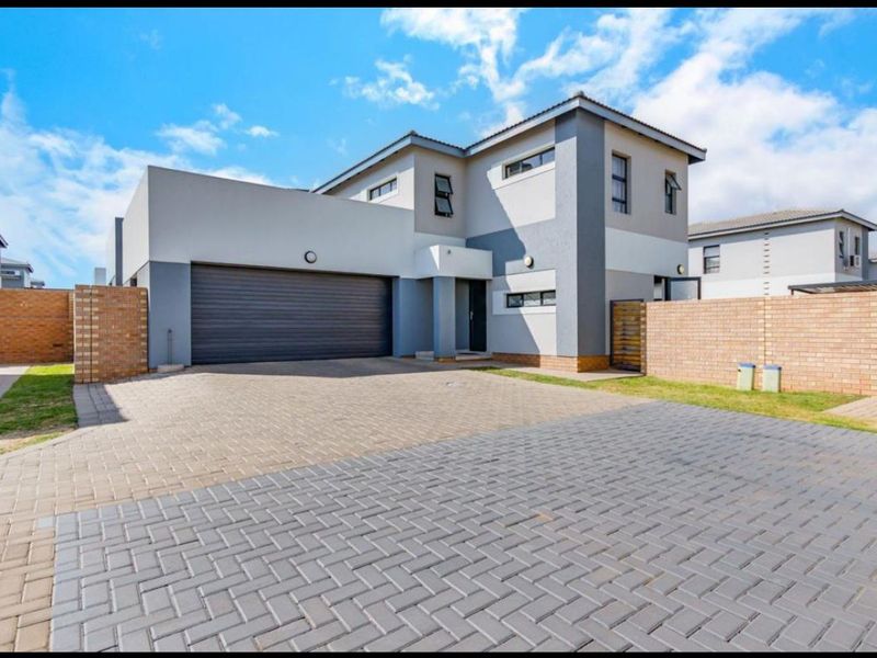 3 Bedroom 2.5 bathroom double garage double storey house with NO LOADSHEEDING and pets friendly - Photo 1