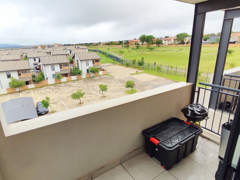 Modern 2 Bedroom Apartment in The Madison @ Amberfield City - Photo 5