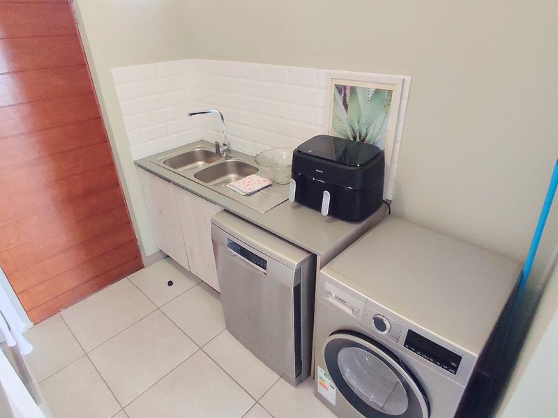 Modern 2 Bedroom Apartment in The Madison @ Amberfield City - Photo 7