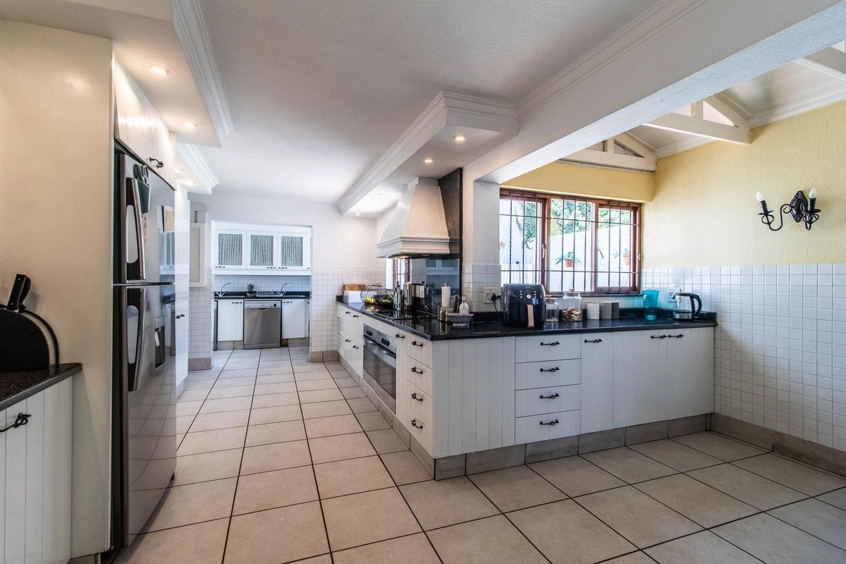 4 BEDROOM DOUBLE STOREY HOME FOR SALE IN MELROSE - Photo 5