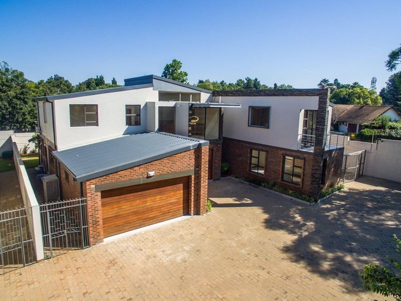 4 Bedroom Cluster for Sale in Bedfordview - Photo 1
