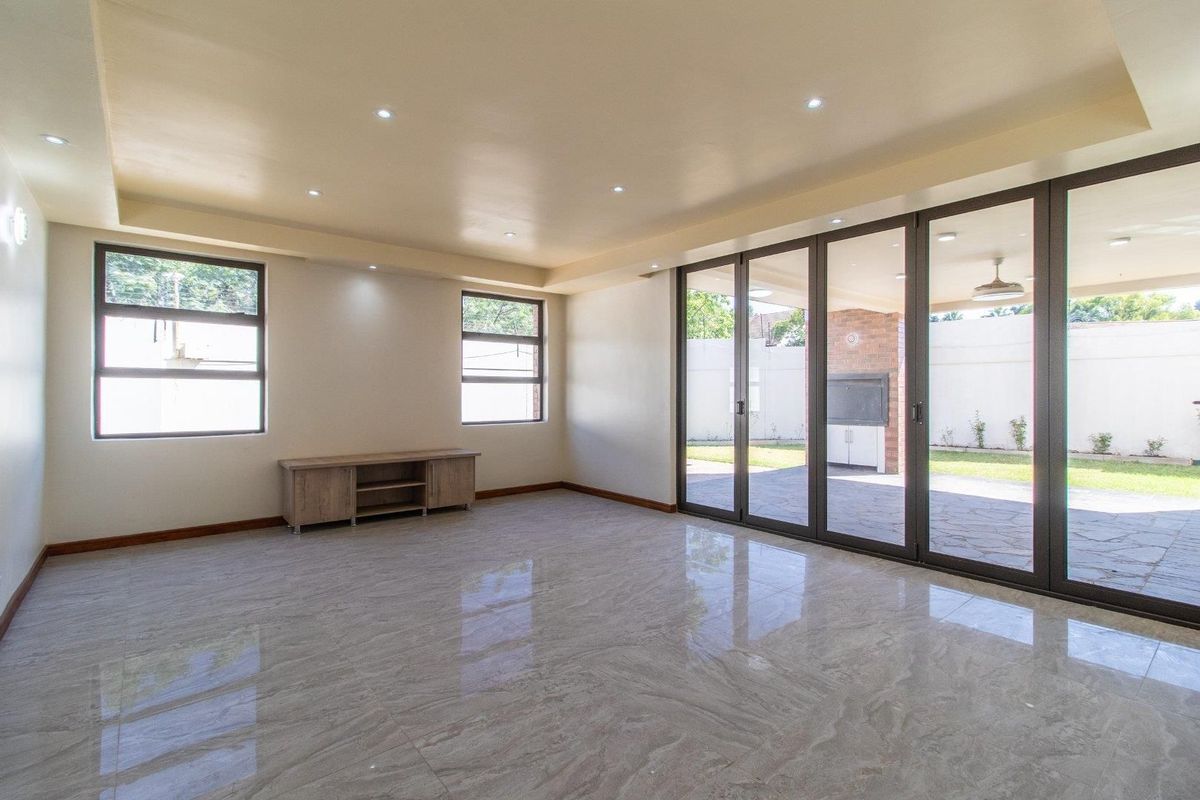 4 Bedroom Cluster for Sale in Bedfordview - Photo 2