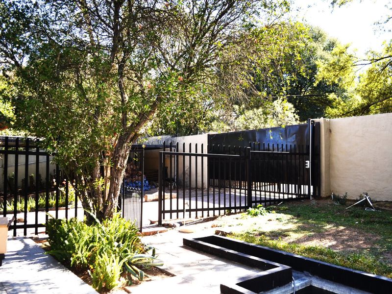 Semi furnished Garden Cottage To Let in Bryanston  - Photo 2