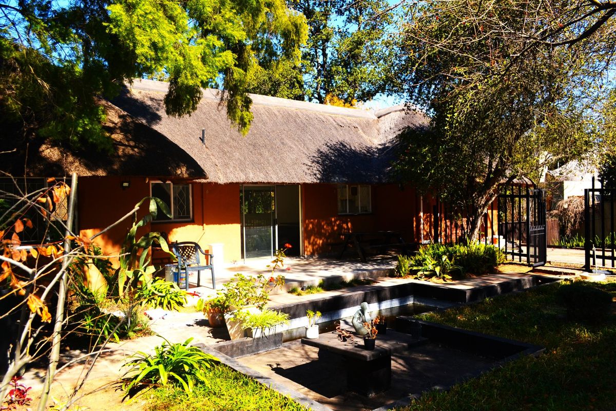 Semi furnished Garden Cottage To Let in Bryanston  - Photo 3