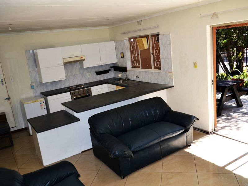 Semi furnished Garden Cottage To Let in Bryanston  - Photo 4