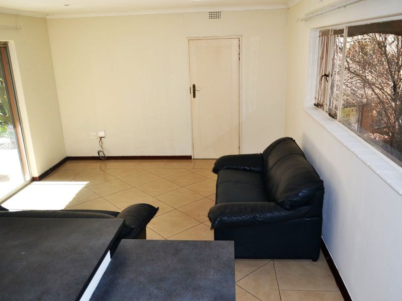 Semi furnished Garden Cottage To Let in Bryanston  - Photo 9