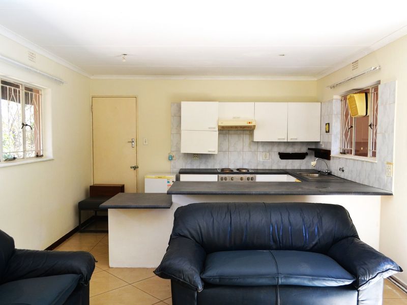 Semi furnished Garden Cottage To Let in Bryanston  - Photo 5