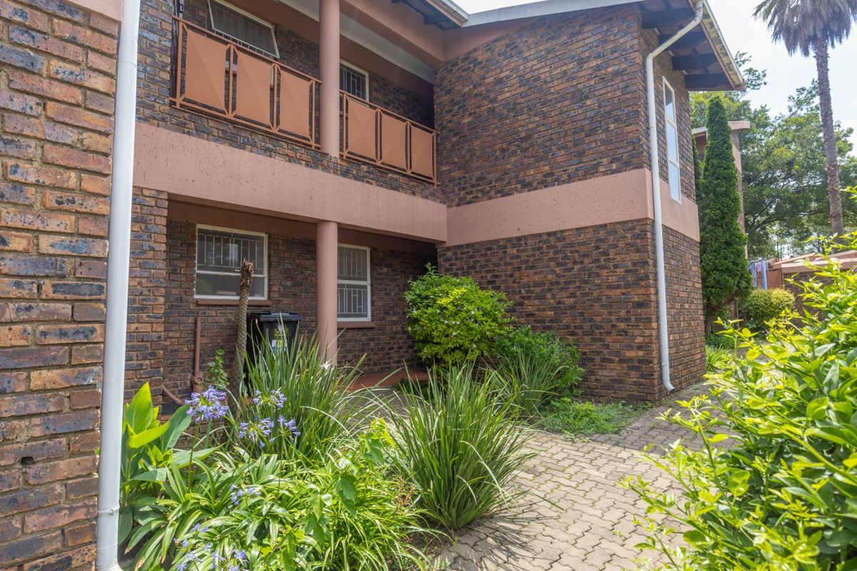 Spacious 2-Bedroom First-Floor Apartment in Secure Complex. - Photo 2