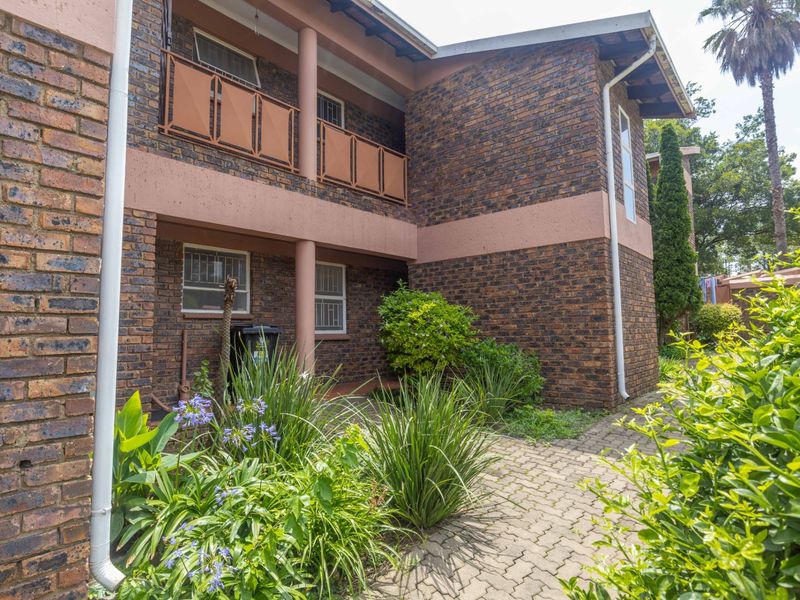 Spacious 2-Bedroom First-Floor Apartment in Secure Complex. - Photo 2