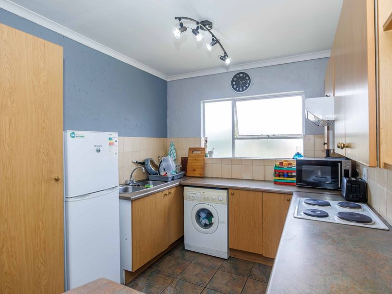 Spacious 2-Bedroom First-Floor Apartment in Secure Complex. - Photo 5